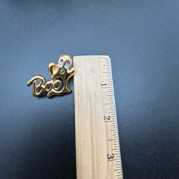 Vintage Avon . 1990 Avon Gleeful Ghost "BOO" Hat  Pin Goldtone Halloween Brooch - Picture 3 of 5